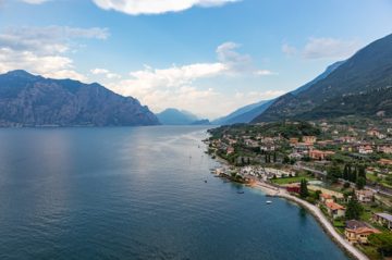 Accident en Italie: Un Suisse de 37 ans meurt en parapente au lac de Garde