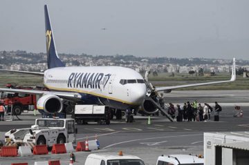 « Nous nous plierons à contrecœur à cette norme » : Ryanair accepte de ne plus facturer le placement aux parents voulant s’assoir à côté de leurs enfants