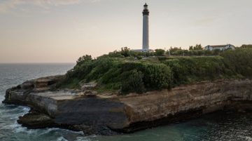 France : un pan de falaise s’effondre dans l’océan à Biarritz, un décès et un disparu à déplorer