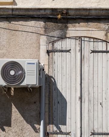Canicule: "Dans les rues étroites, l'air chaud de la clim peut faire augmenter la température de 10°C"