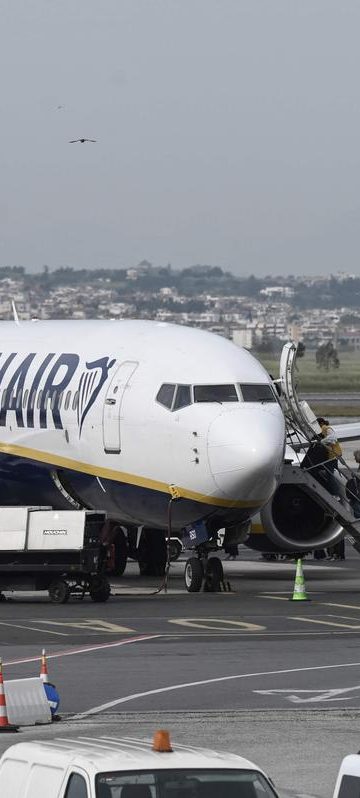 « Nous nous plierons à contrecœur à cette norme » : Ryanair accepte de ne plus facturer le placement aux parents voulant s’assoir à côté de leurs enfants