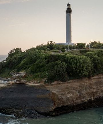 France : un pan de falaise s’effondre dans l’océan à Biarritz, un décès et un disparu à déplorer